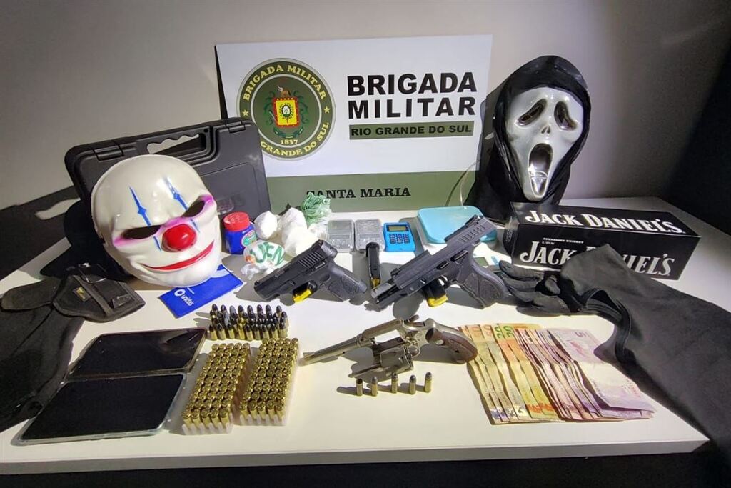 Foto: Brigada Militar - Máscaras citadas por testemunhas em tentativa de homicídio, armas , drogas e outros objetos foram apreendidos com os suspeitos