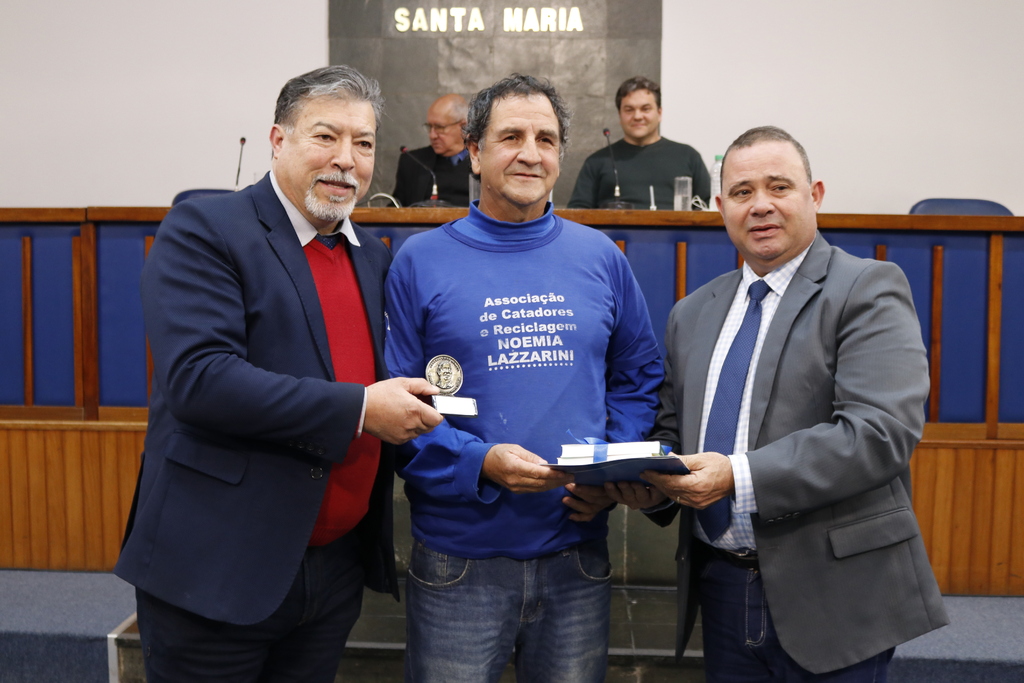 título imagem Selecionador de materiais reciclavéis recebe Comenda Chico Mendes na Câmara de Vereadores de Santa Maria