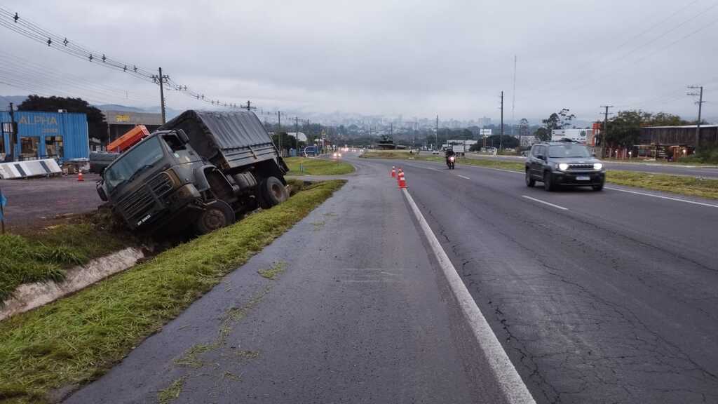 Caminhão do Exército que caiu em barranco na BR-158 já foi retirado do local Caminhão do Exército que caiu em barranco na BR-158 já foi retirado do local