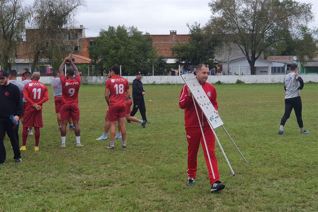 Técnico Márcio Nunes chega ao Inter-SM e já comanda o primeiro treino