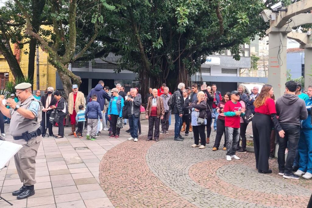 título imagem Policiais participam de ação em alusão ao mês de conscientização e prevenção contra a violência à pessoa idosa