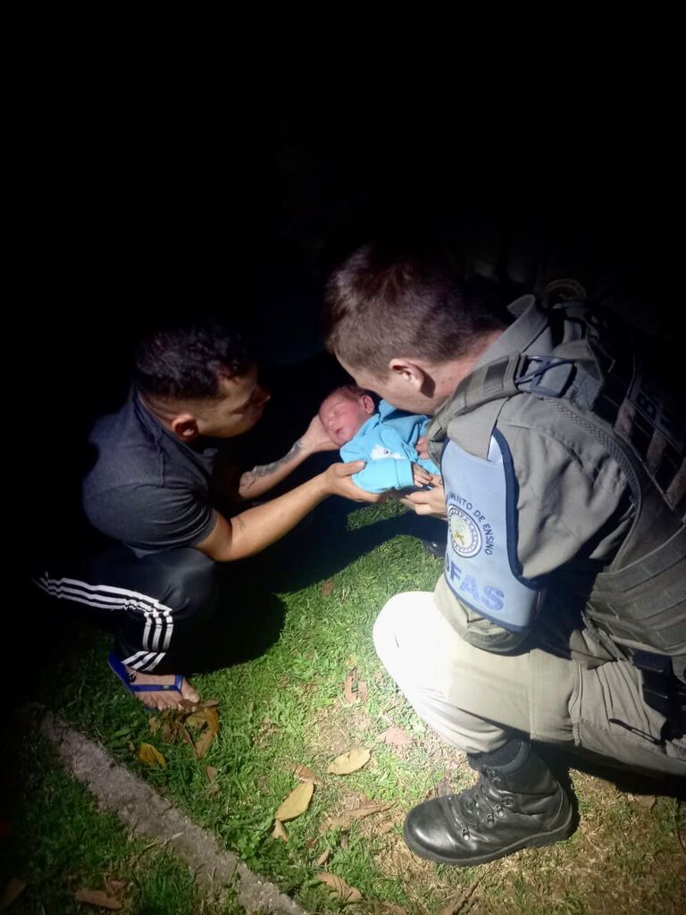 título imagem Policiais salvam bebê recém-nascido engasgado em Santa Maria