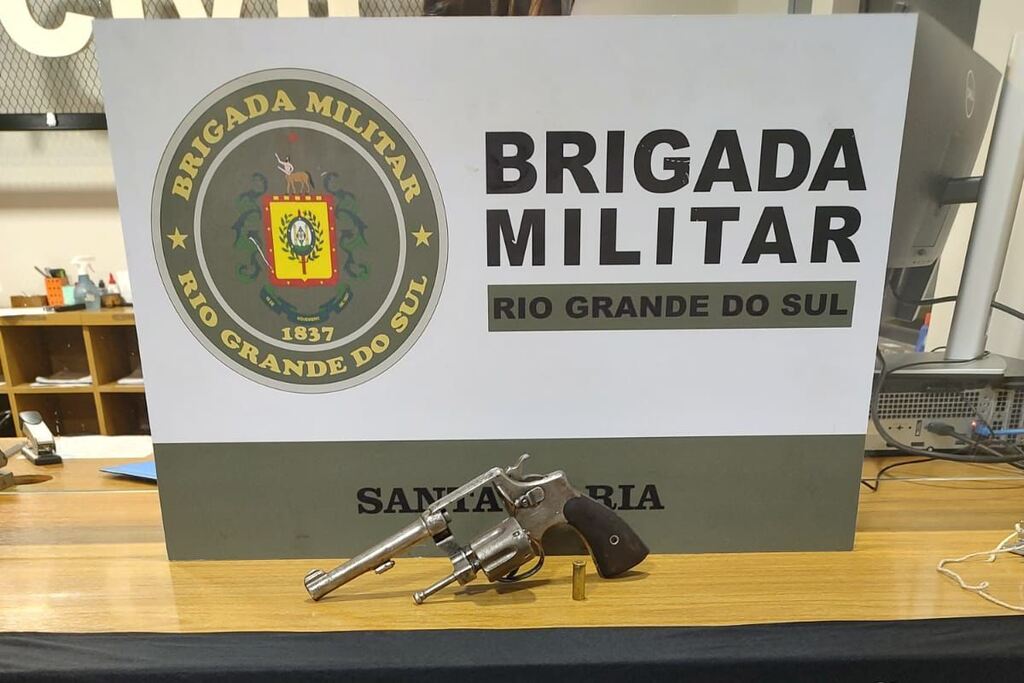 título imagem Homem armado tenta fugir, mas acaba preso pela força tática