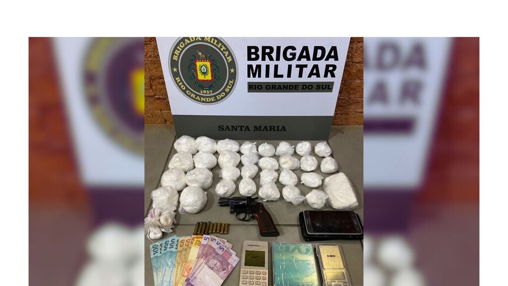 título imagem Homem é preso com arma e R$ 180 mil em cocaína no Bairro Salgado Filho