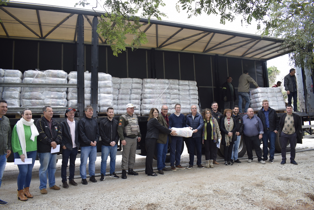 título imagem Faxinal do Soturno recebe 50 cestas básicas do programa Supera Estiagem