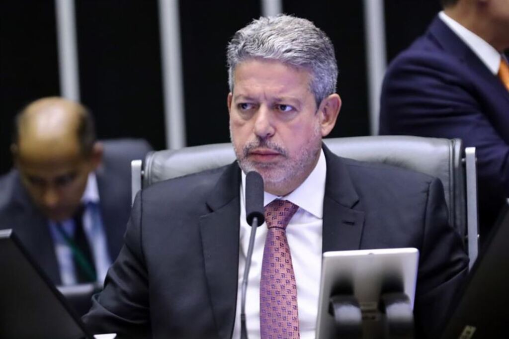 título imagem Projeto sobre fake news deve voltar à pauta, defende presidente da Câmara