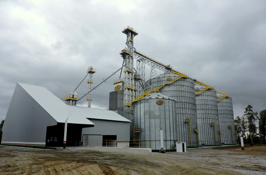 Jovem morre soterrado por grãos de soja dentro de silo no RS