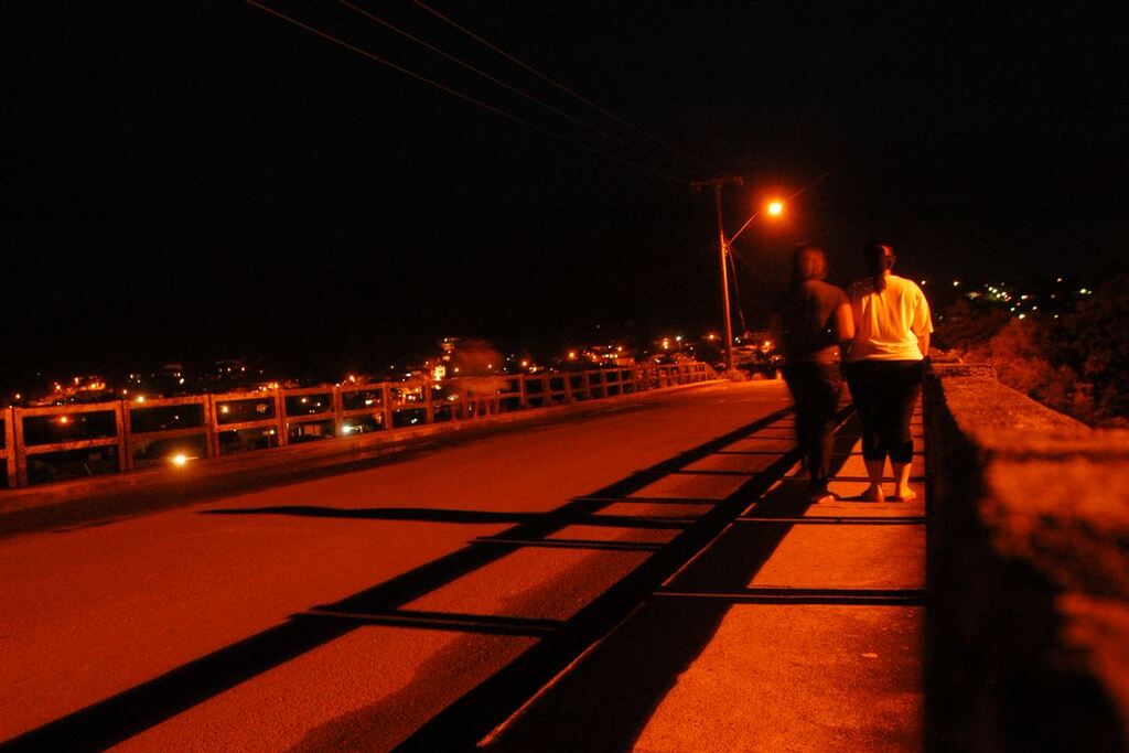 Pedestre é ameaçado com faca e assaltado no Itararé