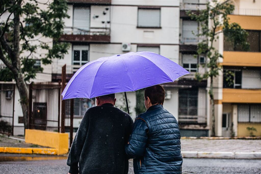 Temperatura despenca nesta quarta após pancada de chuva; amplitude térmica chegou a 10°C em poucas horas