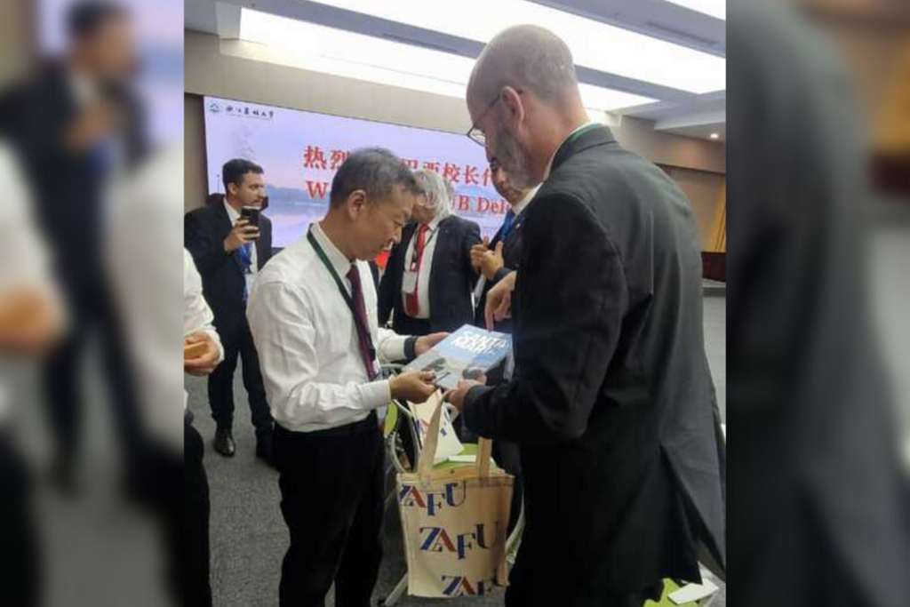 título imagem Anuário de Santa Maria é entregue a reitor de universidade na China
