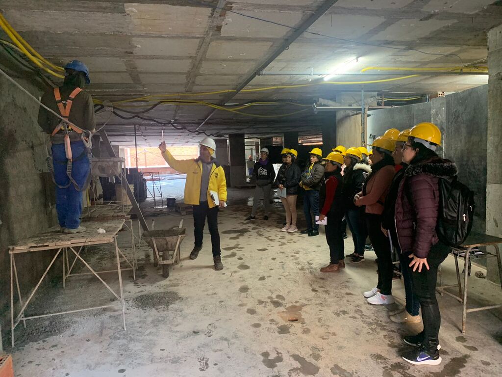 Mulheres participam de curso de construção civil