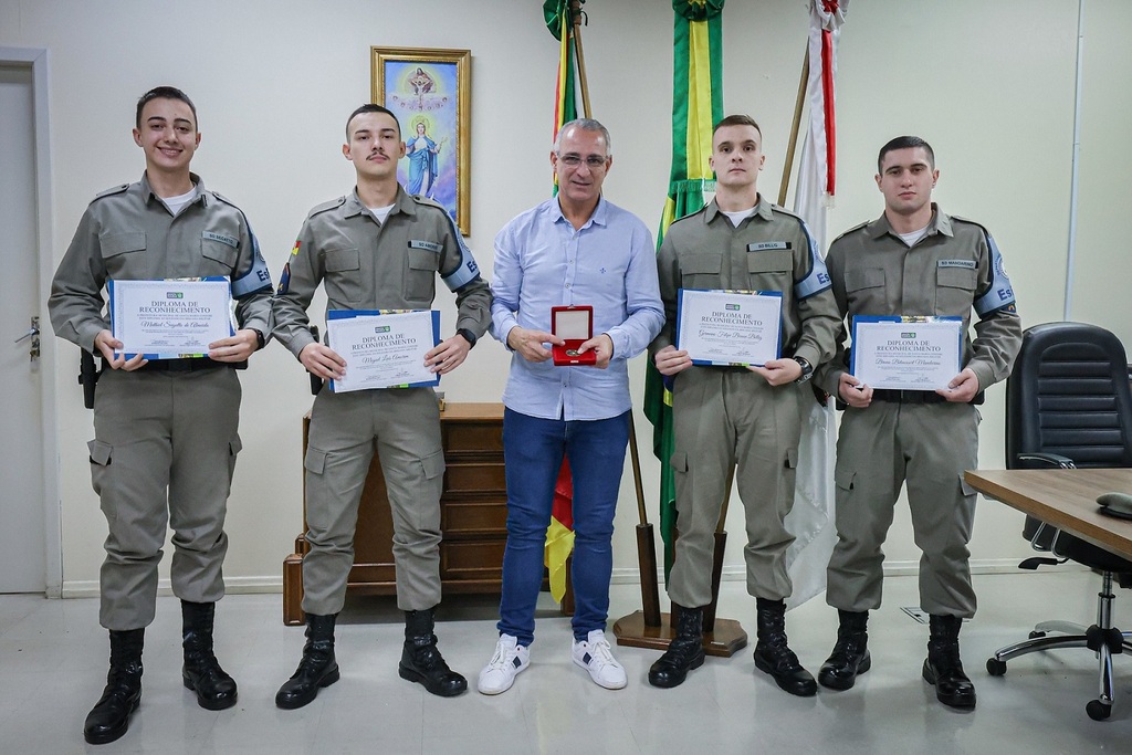 Foto: Marcelo Oliveira (Prefeitura de Santa Maria) - Prefeito Jorge Pozzobom entregou certificados aos policiais militares Mathiel Segatto de Almeida (a partir da esq.), Bruno Bitencourt Mandarino, Miguel Luis Amorim e Germano Felipe Braun Billig