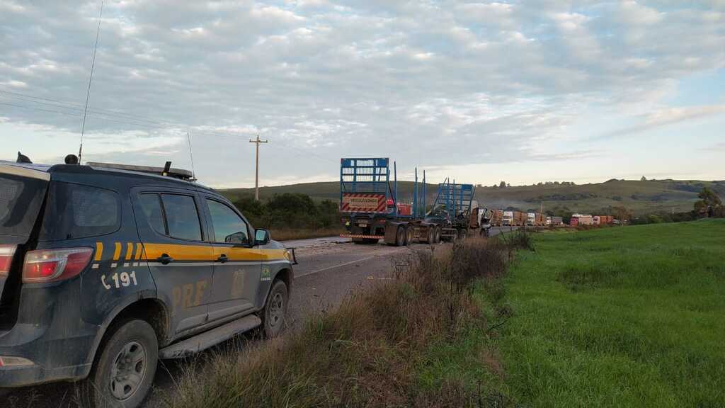 título imagem Motorista morre em colisão frontal entre dois caminhões em rodovia na região