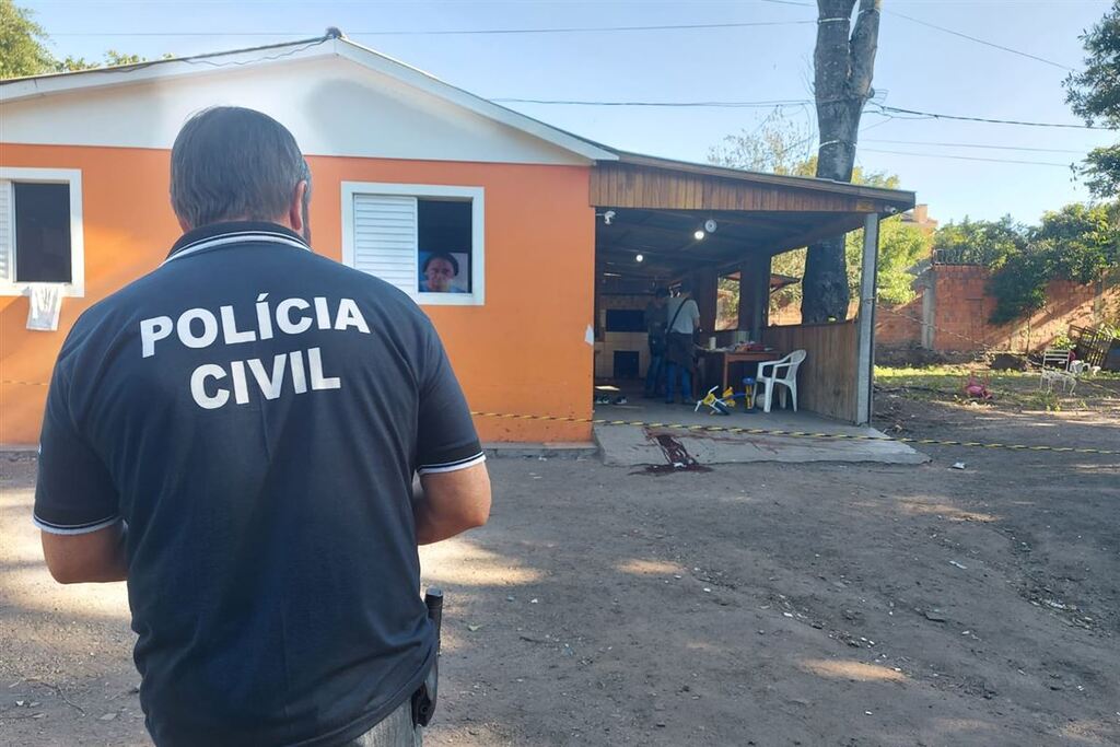 Em local de duplo assassinato, homem é preso com arma e droga