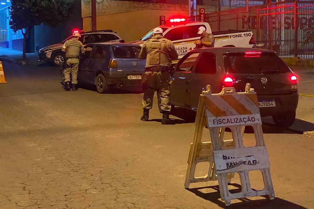 Passageiro de carro é preso após abordagem na madrugada em Santa Maria