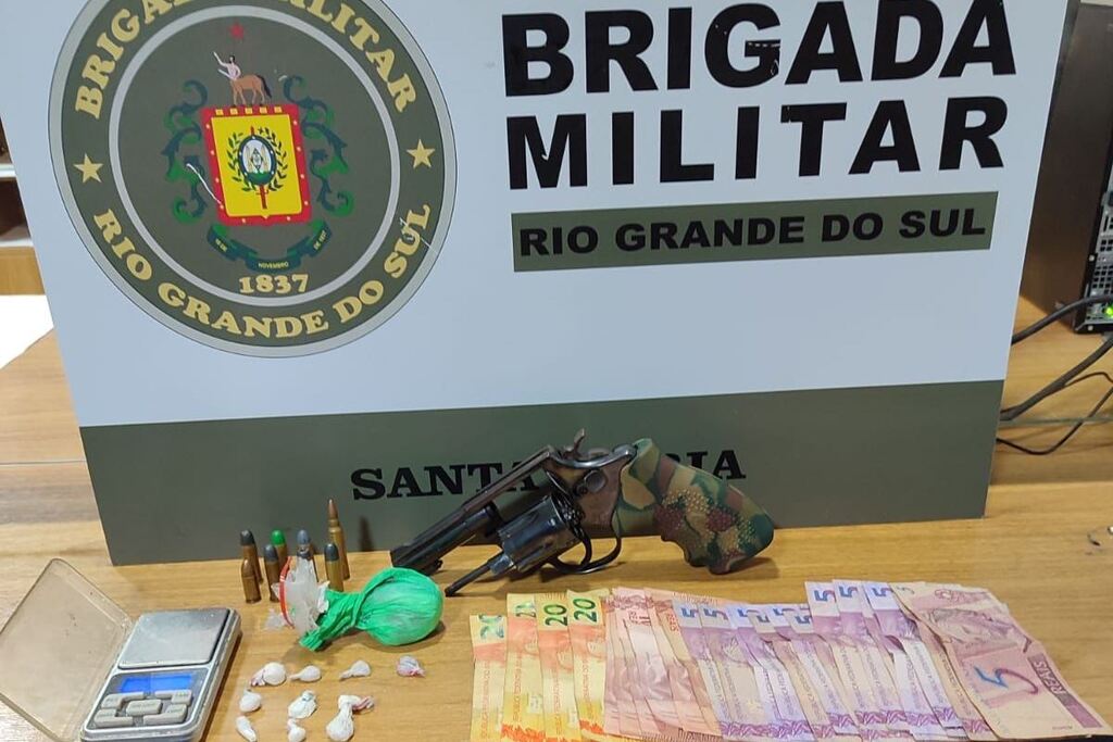 título imagem Em local de duplo assassinato, homem é preso com arma e droga