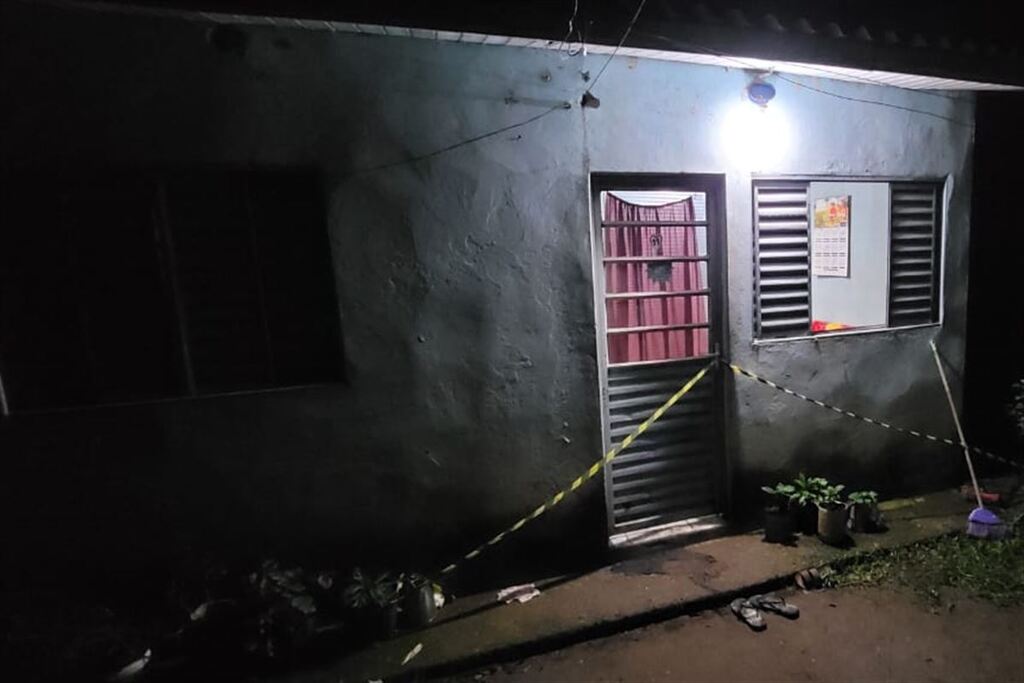 título imagem Homem invade casa e mata a ex-mulher com golpes de facão em cidade da região