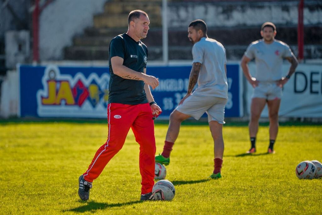 Suspensões atrapalham escalação para enfrentar o Guarany de Bagé