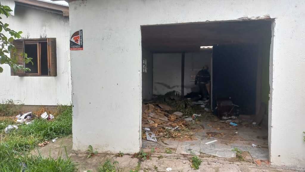 Colchão pega fogo e causa princípio de incêndio em casa do Bairro Pinheiro Machado