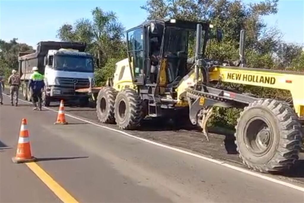 Caminhão tomba em obra da RSC-287 em Santa Maria