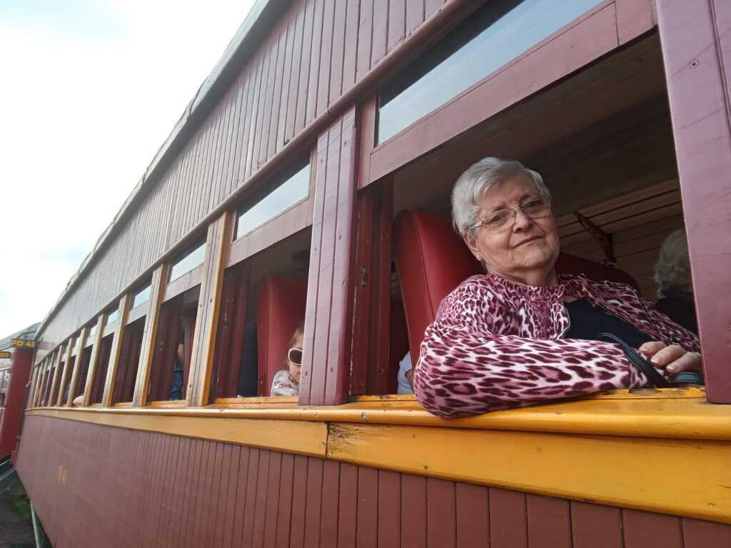 título imagem Uma viagem repleta de saudade: ex-funcionária da Elegância Feminina revive passeio de trem