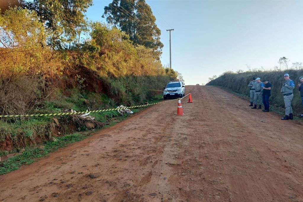 Foto: Repórter Amauri Rodrigues - Vítima foi encontrada  marcas de tiro pelo corpo e os pés e mãos amarradas