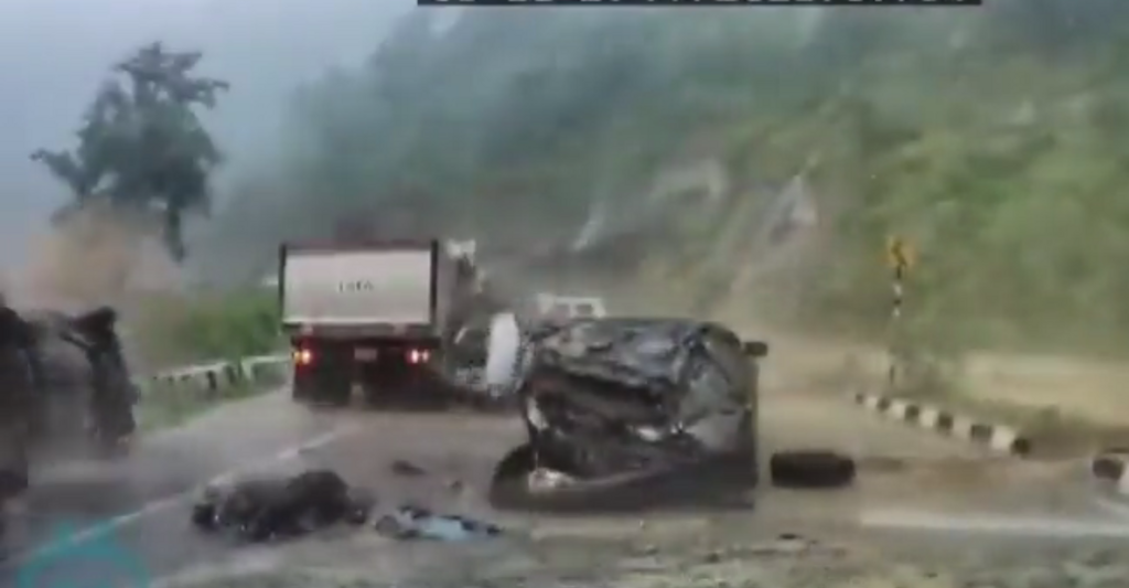 VÍDEO: duas pessoas morrem e outras três ficam feridas após serem atingidas por uma rocha na Índia