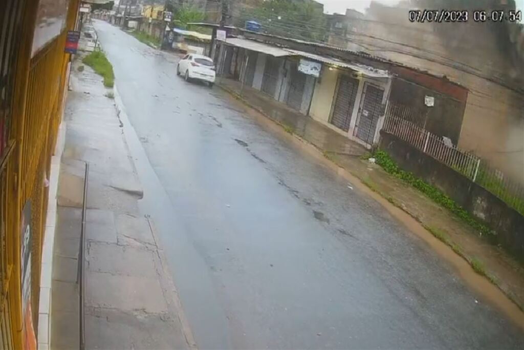 título imagem VÍDEO: prédio desaba em Recife e deixa moradores soterrados