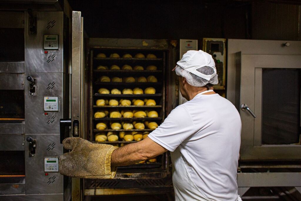 título imagem Dia do Padeiro: conheça os profissionais que se dedicam à profissão há mais de 30 anos em Santa Maria