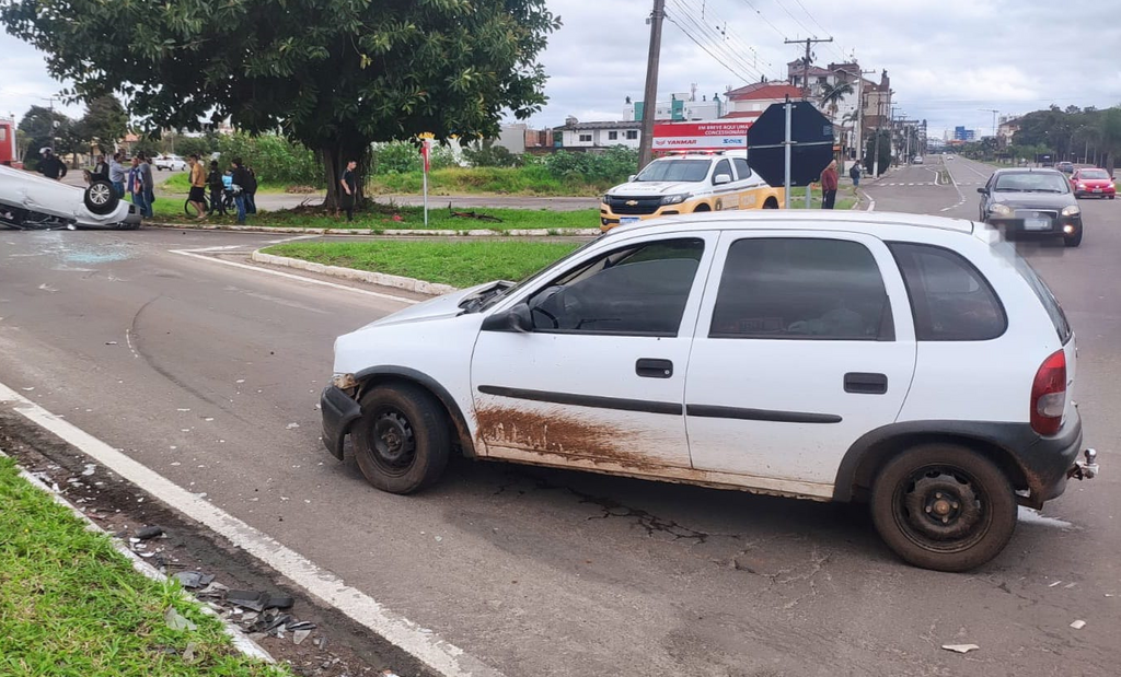 título imagem Veículo capota em acidente no trevo de acesso ao aeroporto de Santa Maria