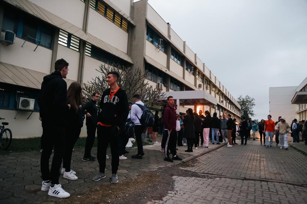 Trânsito intenso, atrasos e expectativa pela aprovação: confira como foi a manhã do Vestibular da UFSM