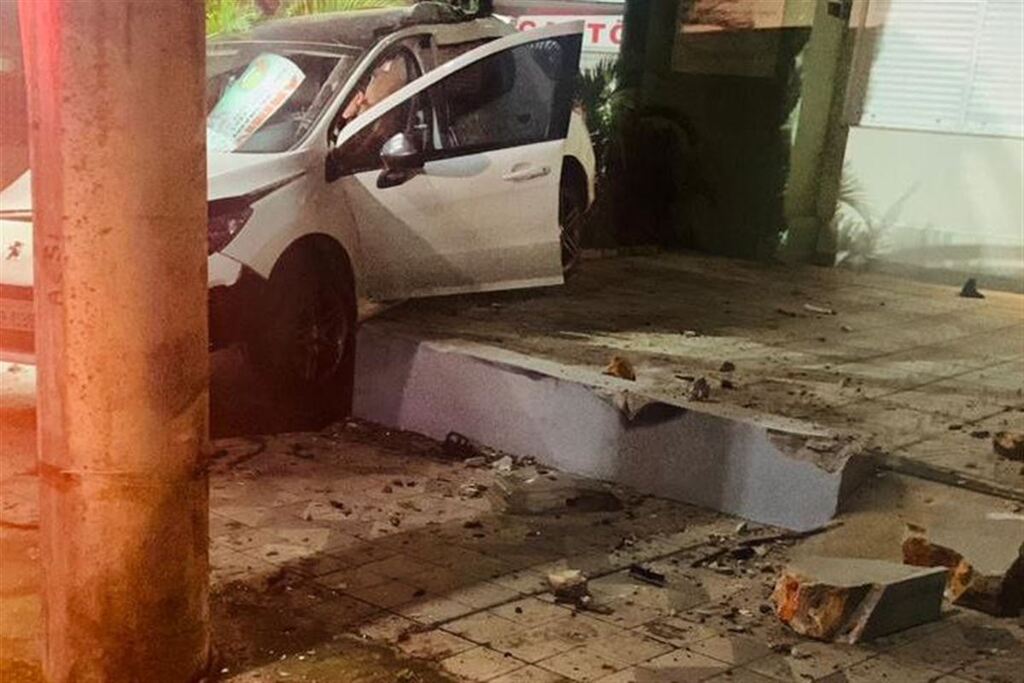 Motorista invade calçada e colide contra muro de residência em Santa Maria