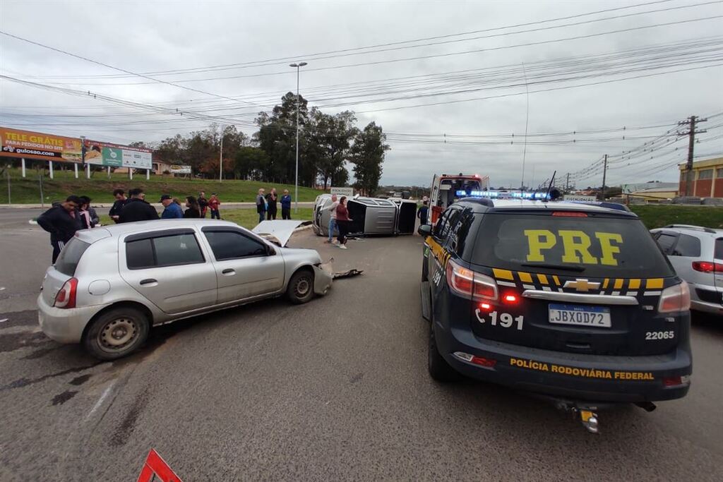 Foto: PRF - Clio seguia no sentido centro-bairro quando atingiu a Hylux no cruzamento da rotatória da BR-158