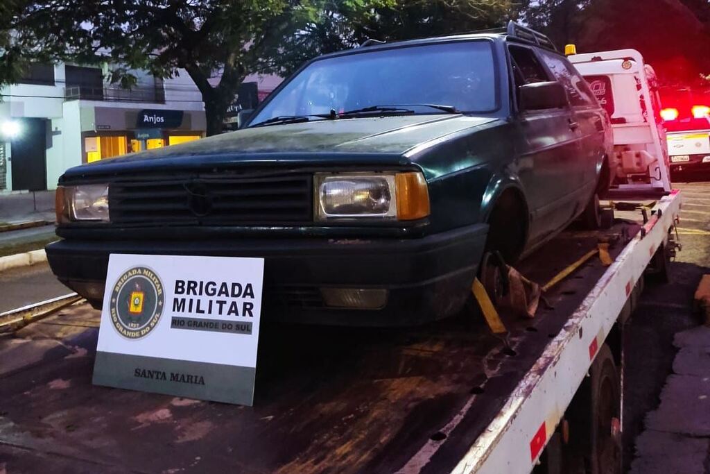 título imagem Veículo com placas de Restinga Sêca é encontrado depenado em Santa Maria