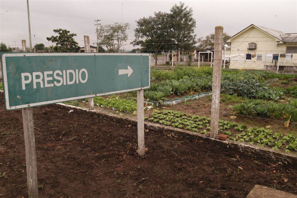 Homem agride a companheira tenta fugir, briga com policiais e é preso em Agudo