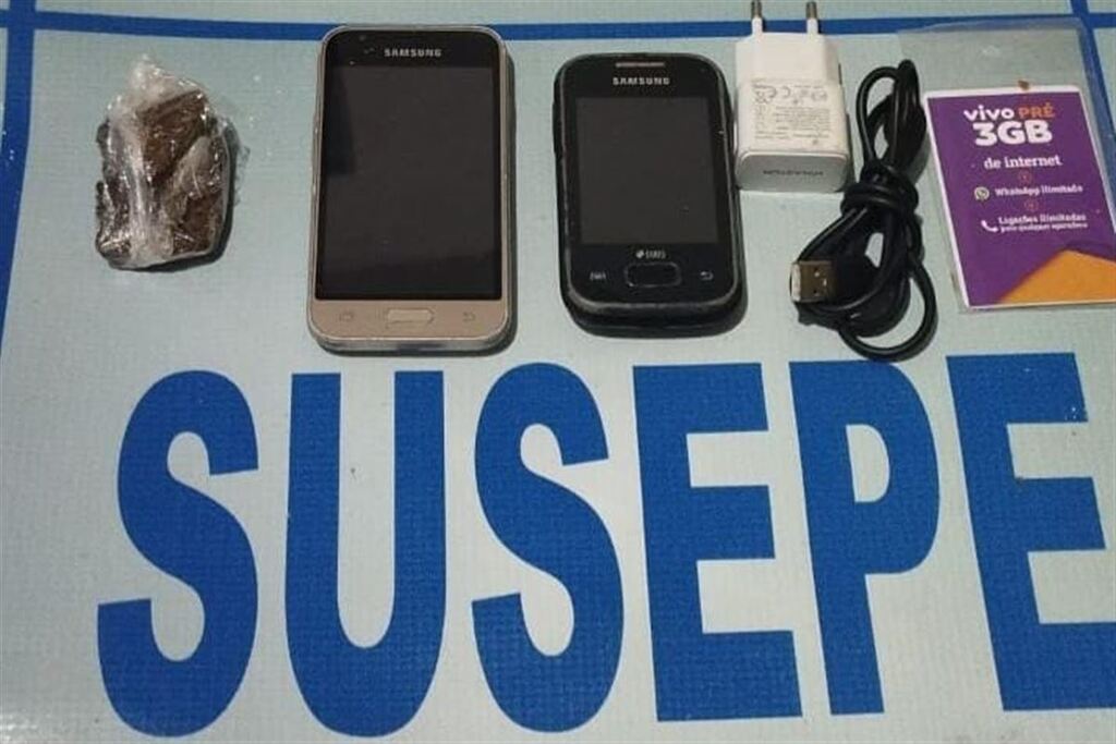 Pacote com celulares e droga é apreendido após ser jogado para dentro de presídio na região Pacote com celulares e droga é apreendido após ser jogado para dentro de presídio na região