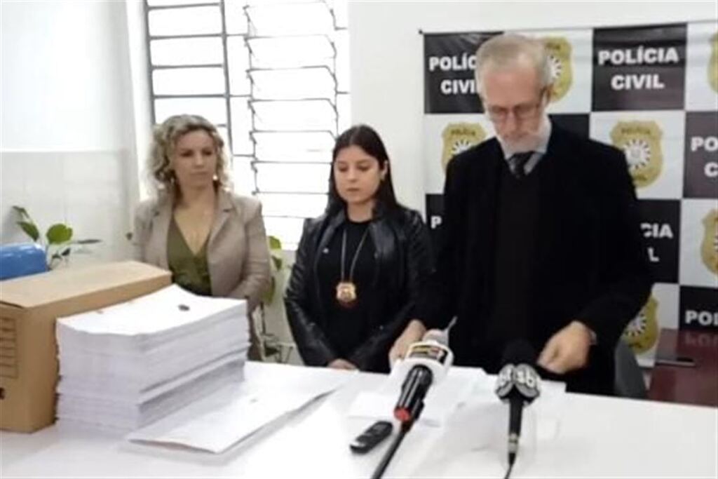 Foto: Reprodução - Delegado Regional, Sandro Meinerz, a promotora de Justiça Daniela Sudbrack Raiser e a delegada Jaqueline Pellegrini na entrega do inquérito