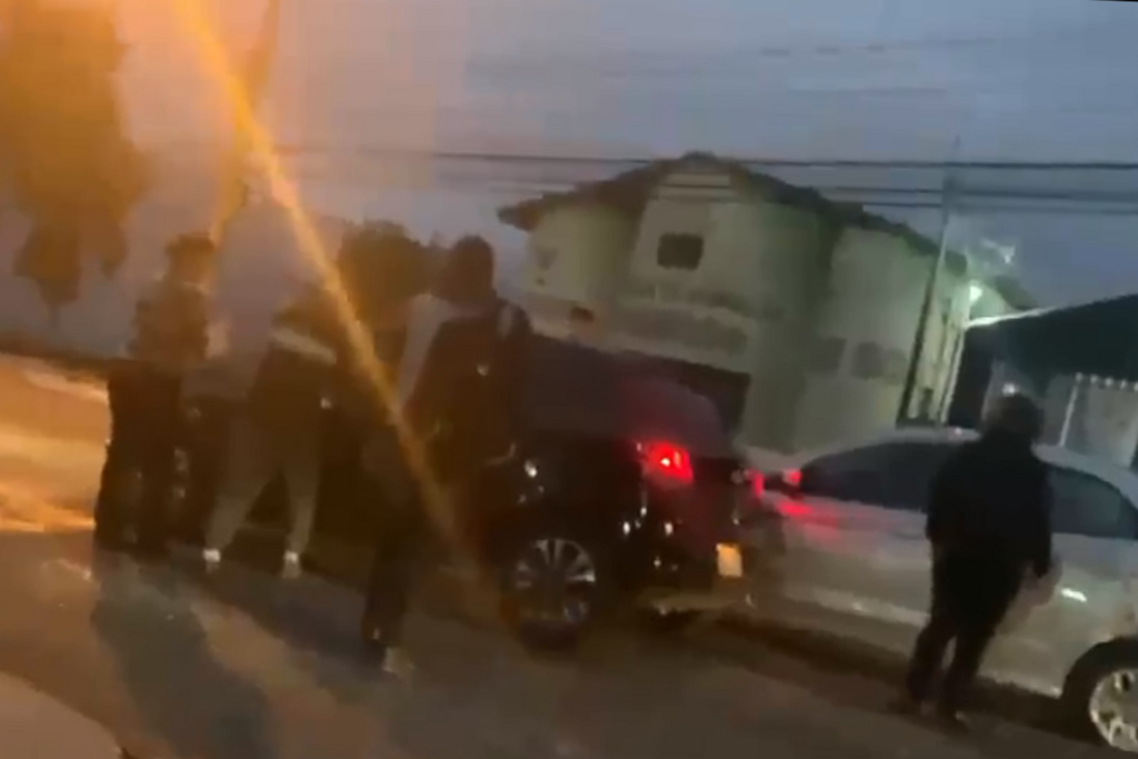 Carro capota e é desvirado por pedestres na Rua Duque de Caxias em Santa Maria