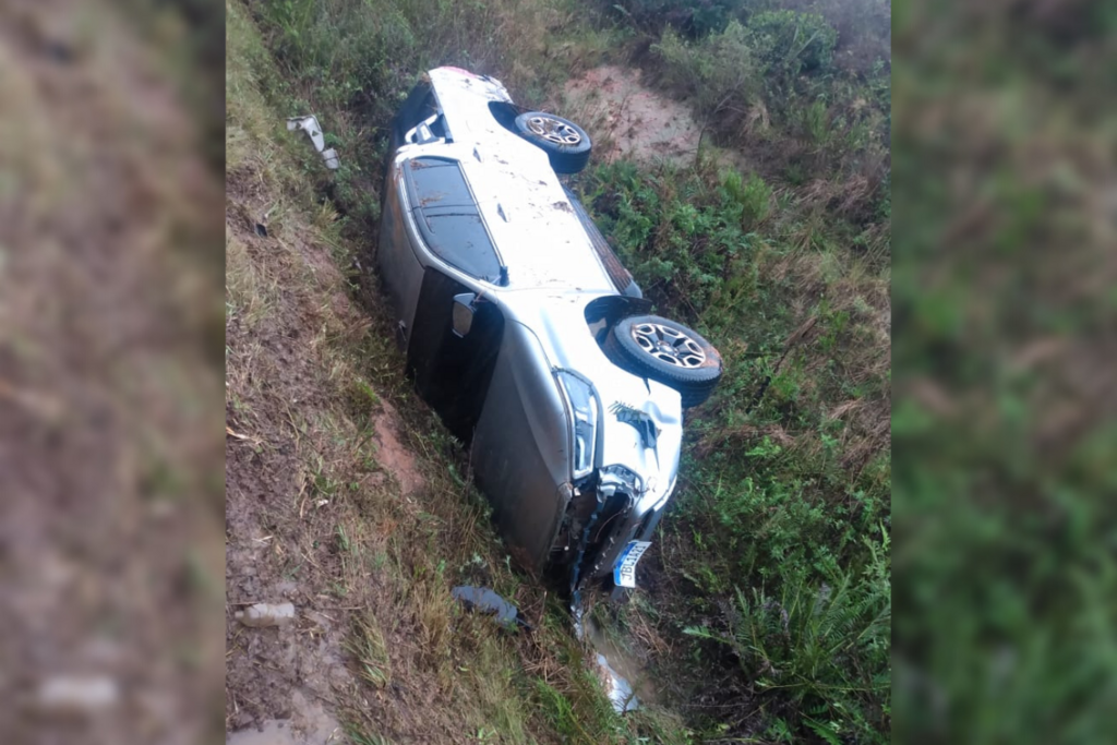 Carro aquaplana e cai em barranco na BR-158, na Faixa de Rosário