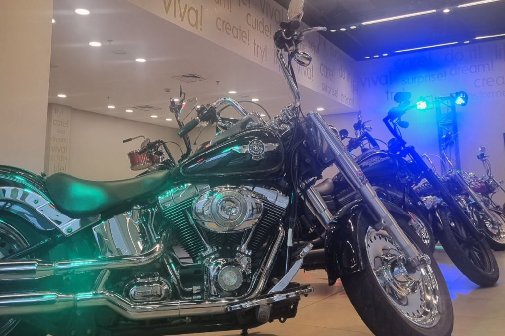 título imagem Exposição de motos Harley Davidson celebram Dia Mundial do Rock no Shopping Praça Nova Santa Maria