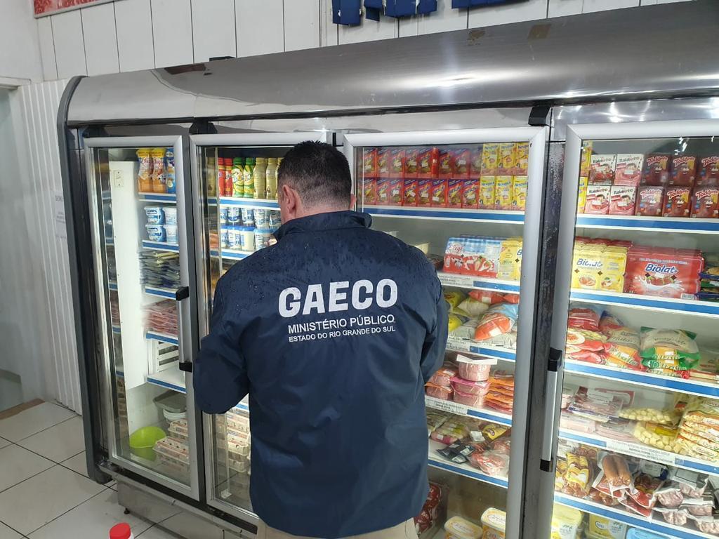 título imagem Cerca de uma tonelada e meia de alimentos e produtos impróprios para consumo é apreendida durante fiscalização em Nova Palma