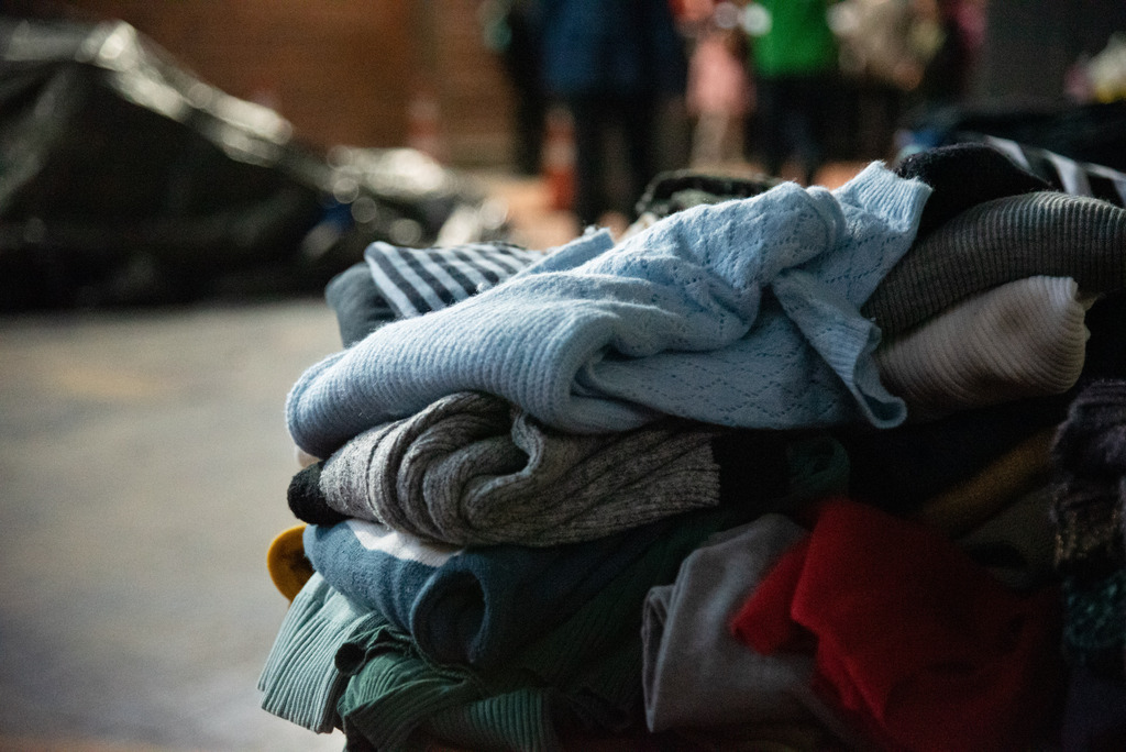 título imagem Com baixo estoque e retorno do frio, Campanha do Agasalho precisa de mais doações