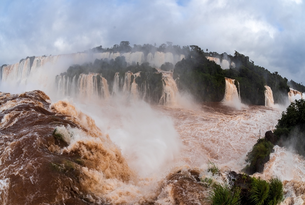 VÍDEO: Cataratas do Iguaçu atingem 9 milhões de litros d’água por segundo; quantidade é 6 vezes maior que a média