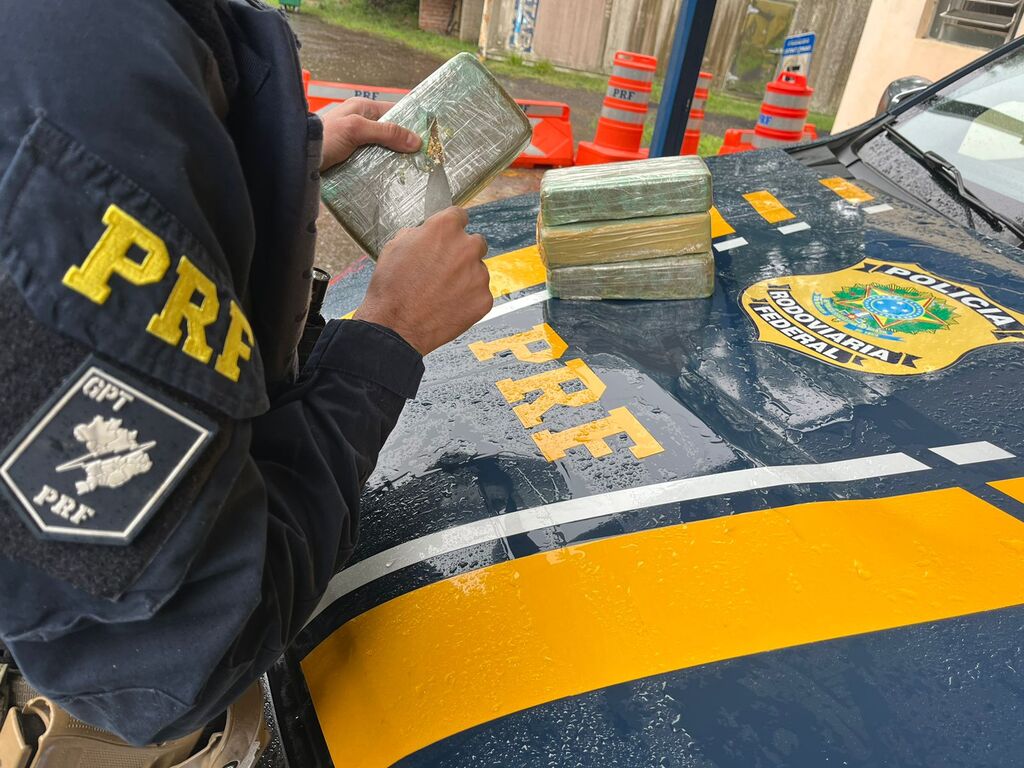 título imagem PRF prende mulher em ônibus com mais de quatro quilos de pasta base de cocaína