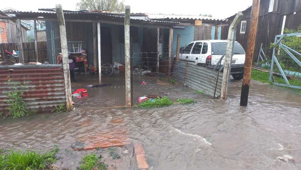 título imagem Telhas, lonas e cestas básicas são entregues a famílias de Santa Maria após chuva intensa