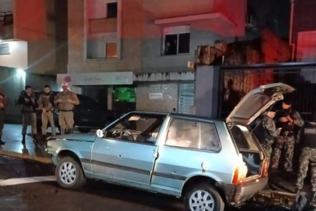 título imagem Após fuga de abordagem, veículo em perseguição colide com motocicleta; condutores dos dois veículos ficam feridos