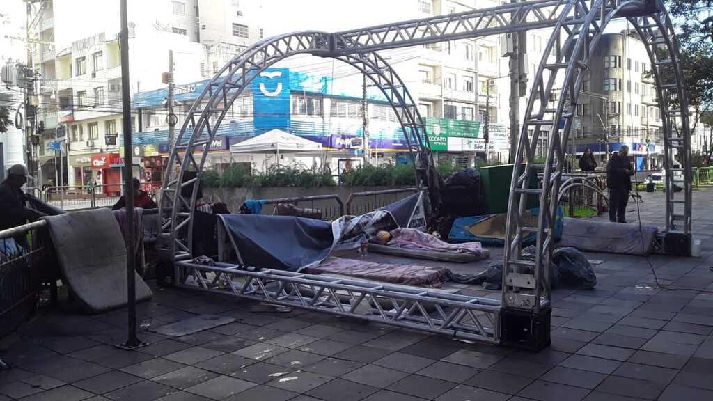título imagem Após 10 anos, tenda em homenagem às vítimas da Boate Kiss é retirada da Praça Saldanha Marinho