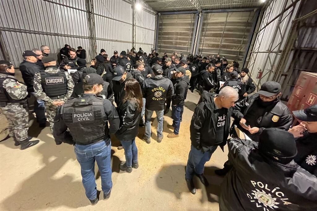 título imagem Polícia Civil prende 15 pessoas em operação contra o tráfico em São Sepé