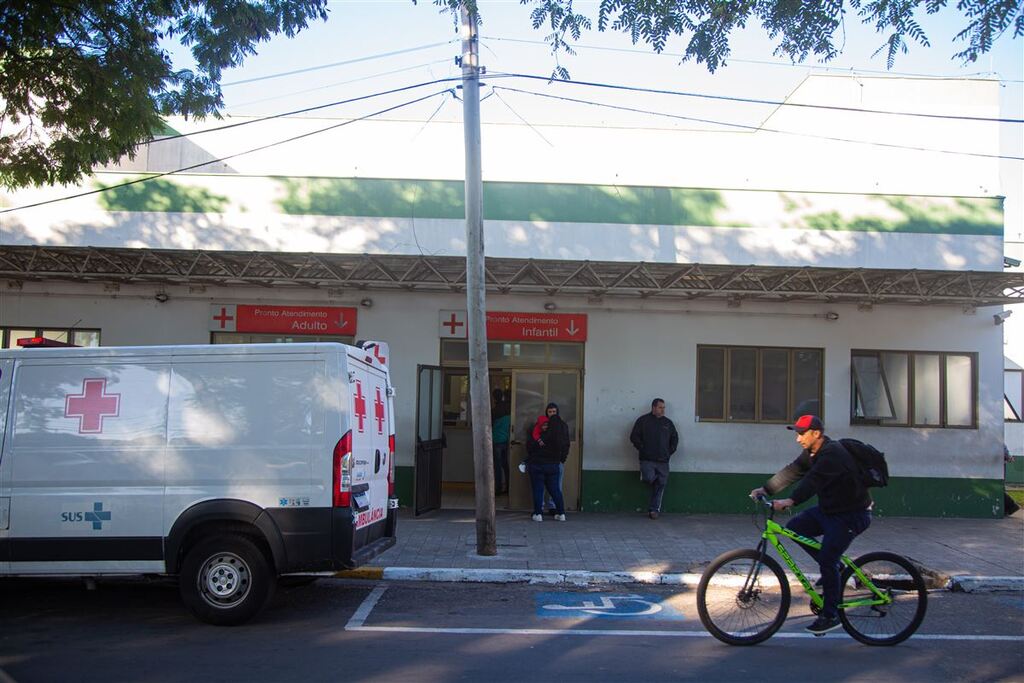 Jovem é impedida de voltar ao atendimento médico após sair para fumar e quebra porta do PA do Patronato