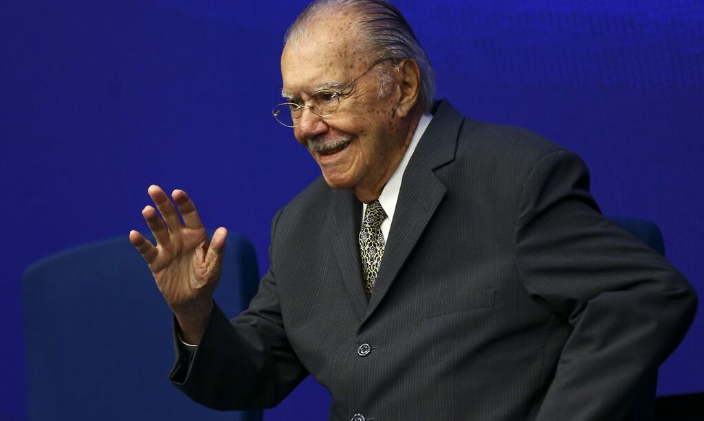 título imagem José Sarney é internado após sofrer queda em casa